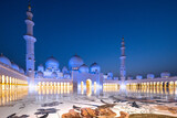 Fototapeta Sawanna - Blue hour at the maject Sheik Zayed mosque in Abu Dhabi