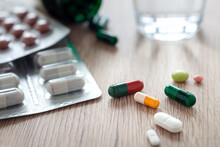 Verschiedene Medikamente Auf Einem Holztisch Mit Wasserglas