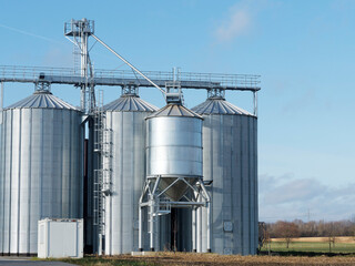 Paysage rural avec des silos agricoles ronds à fonds plats en extérieur 