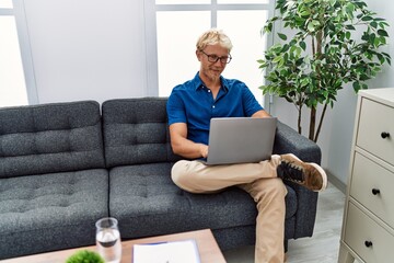 Wall Mural - Young caucasian man doing psychologist therapy using laptop at psychology clinic