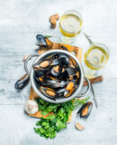 Fototapeta Kuchnia - Fresh seafood clams with parsley and white wine.