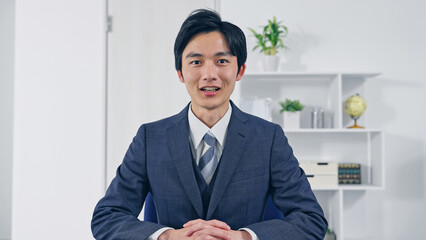 Poster - カメラ目線で話すビジネスマン　ビデオ通話　インタビュー