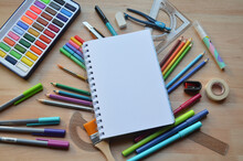 Set De útiles Escolares Para Comenzar Las Clases: : Cuaderno, Lápices, Acuarelas, Reglas, Colores. Útiles Escolares Vistos Desde Arriba. Regreso A Clases.