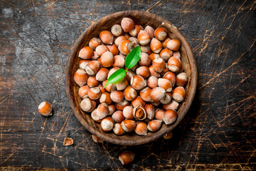 Sticker - Hazelnuts with leaves in a bowl.