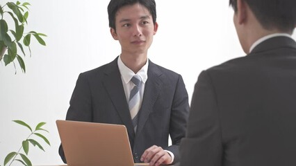 Canvas Print - プレゼンをする日本人男性