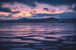 Lago ghiacciato di Myvatn, in islanda, alle prime luci del mattino, con il vulcano Hverfjall di sfondo.