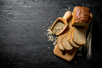 Poster - Pieces of bread on a cutting Board with spikelets and grain.