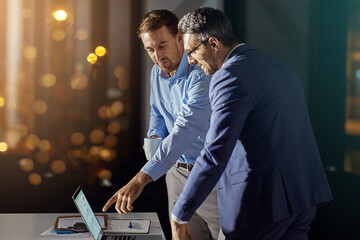Leinwandbilder - Teamwork, reading and night with business people at laptop for project management, planning or web design. Collaboration, goal and documents with employee in digital agency for marketing strategy