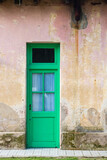 Fototapeta  - Puerta antigua verde en muro desgastado