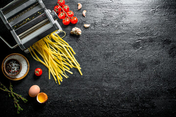 Wall Mural - Machine for cooking homemade pasta with garlic, tomatoes and egg.