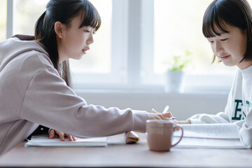 家で勉強する学生