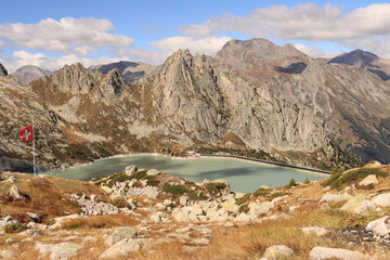 Wall Mural - Bergeller Bergpanorama; Blick über den Albignasee auf Spazzacaldera (2487m), dahinter Piz Duan (3131m) und Piz Piot (3053m)