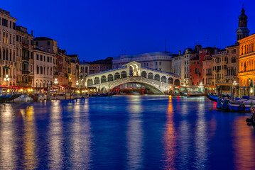 Wall Mural - Rialto bridge and Grand Canal in Venice, Italy. Night view of Venice Grand Canal. Architecture and landmarks of Venice. Venice postcard