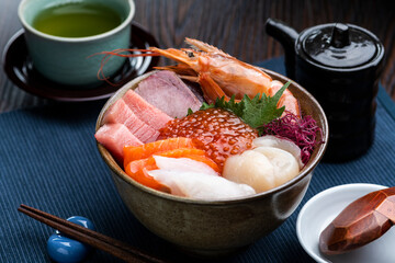 Poster - 食卓に配膳された海鮮丼