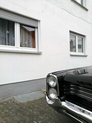 Wall Mural - Glänzende viertürige Limousine der Sechziger Jahre in Schwarz mit Chrom und Glanz aus Australien beim Oldtimertreffen Golden Oldies in Wettenberg Krofdorf-Gleiberg bei Gießen in Hessen