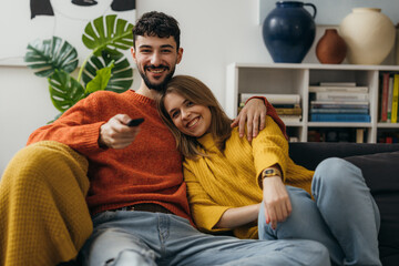 Canvas Print - Portrait of a happy couple watching television