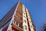 Fototapeta  - Bloki mieszkalne w spółdzielni mieszkaniowej - kolorowa elewacja