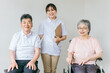 シニア・高齢者と話す介護士・看護師・理学療法士・ヘルパーのアジア人女性
