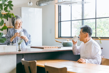 Poster - 家のキッチンでコーヒーをいれる高齢者女性と高齢者男性（老夫婦）