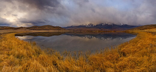 Canvas Print - Russia. The South of Western Siberia, the Altai Mountains. View of Lake Dzhangyskol, lost in the Kurai steppe, with swampy marshy shores at the foot of the North Chui mountain range.