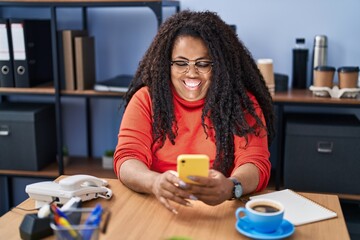 Canvas Print - African american woman business worker using smartphone drinking coffee at office