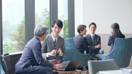 Aufkleber - ロビーで会話するビジネスグループ