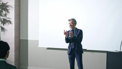 Poster - 登壇する男性と聴衆　セミナー　プレゼンテーション
