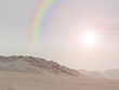 Regenbogen über einer Wüstenlandschaft