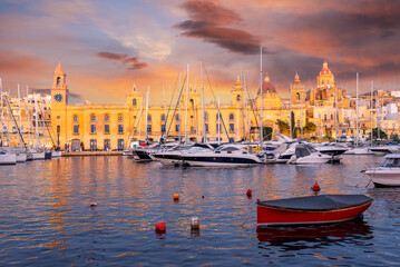 Wall Mural - City of Birgu with Grand Harbour at night in Valletta, Malta