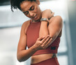 © Delcio/peopleimages.com - Elbow, pain and fitness with a sports black woman in the gym with a sore joint from an exercise workout. Injury, training and health with a young female athlete struggling with a hurt arm or muscle