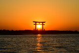 Fototapeta Sawanna - 弁天島にある赤鳥居に沈む美しい夕陽