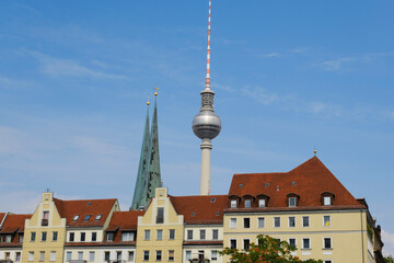 Türme der Nikolaikirche und Fernsehturm,  Nikolaiviertel, Berlin, Deutschland, Europa