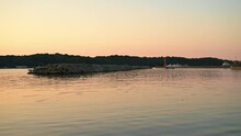 伊勢志摩の穏やかな夜明け前の海　的矢湾