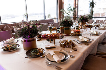 Poster - food and drinks on the table in the restaurant on the wedding day luxury