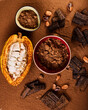 Détail de cabosse de cacao avec des tablettes de chocolat et de poudre de cacao et fèves de cacao crues 