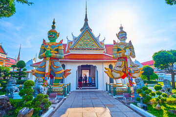 Canvas Print - The entrance gate to Wat Arun complex with Yakshas demon guardians, Bangkok, Thailand