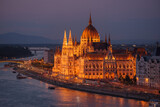Fototapeta Miasto - Cae la noche en budapest con estas vistas hacia el parlamento
