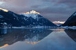 Sonnenuntergang über dem Achensee in Tirol im Winter, österreichische Alpen, Österreich