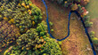 Jesienny mazurski las, widok z drona na jesienny las z zakolem rzeki, jesień na mazurach