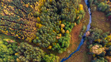 Fototapeta Pomosty - Jesienny mazurski las, widok z drona na jesienny las z zakolem rzeki, jesień na mazurach