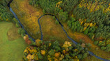 Fototapeta Kuchnia - Jesienny mazurski las, widok z drona na jesienny las z zakolem rzeki, jesień na mazurach