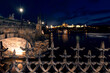 Nocny krajobraz pięknej Pragi.  Most na rzece. Zamek w Pradze w nocnej scenerii
