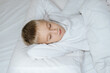© Виктория - Мальчик спит в кровати . белая постель