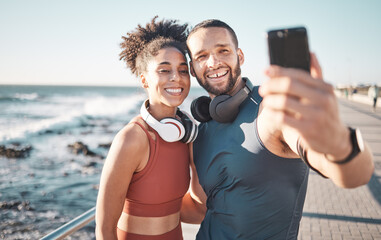 Canvas Print - Fitness, couple and phone with smile for selfie, running exercise or workout in the outdoors. Happy man and woman smiling in happiness looking at smartphone for photo after run by the ocean coast