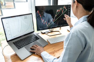 Aufkleber - Businesswoman investor having planning a new project and analyzing graph data with display screen the data presented and deal on a stock exchange