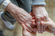 Hände älterer Menschen in der Pflege im Altenheim