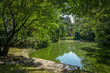 Teich mit Entenhaus im sommerlichen Stadtpark Berlin-Steglitz