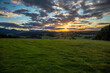 Sonnenuntergang im bayerischen Oberland, Wiesen, 
 Hügelland, 