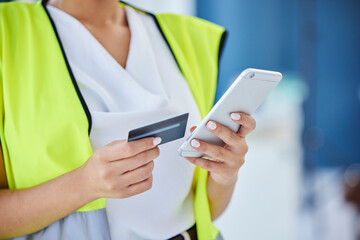 Canvas Print - Phone in hands, ecommerce and credit card with woman in construction with online shopping, payment zoom and bank app. Internet, banking and finance with service and contractor with stock purchase