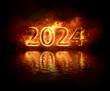 rok 2024 - napis zrobiony z ognia i fajerwerków rozświetlający ciemność odbijający się w wodzie